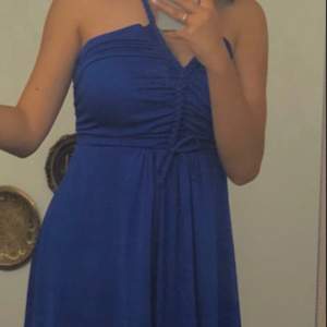 En mörkblå lång klänning, använd en eller två gånger 