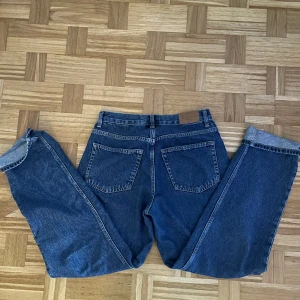 Low wasit baggy jeans  - Snygga low straight baggy jeans 36 från Gina tricot. Knappt använda och väldigt omhändertagna. Säljer på grund av att de är för stora💗köparen står för frakt. Pris går att diskutera🫶🏽