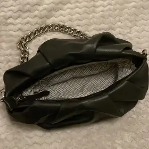 Liten svart handväska med små fack inuti, använd men fint skick! 
