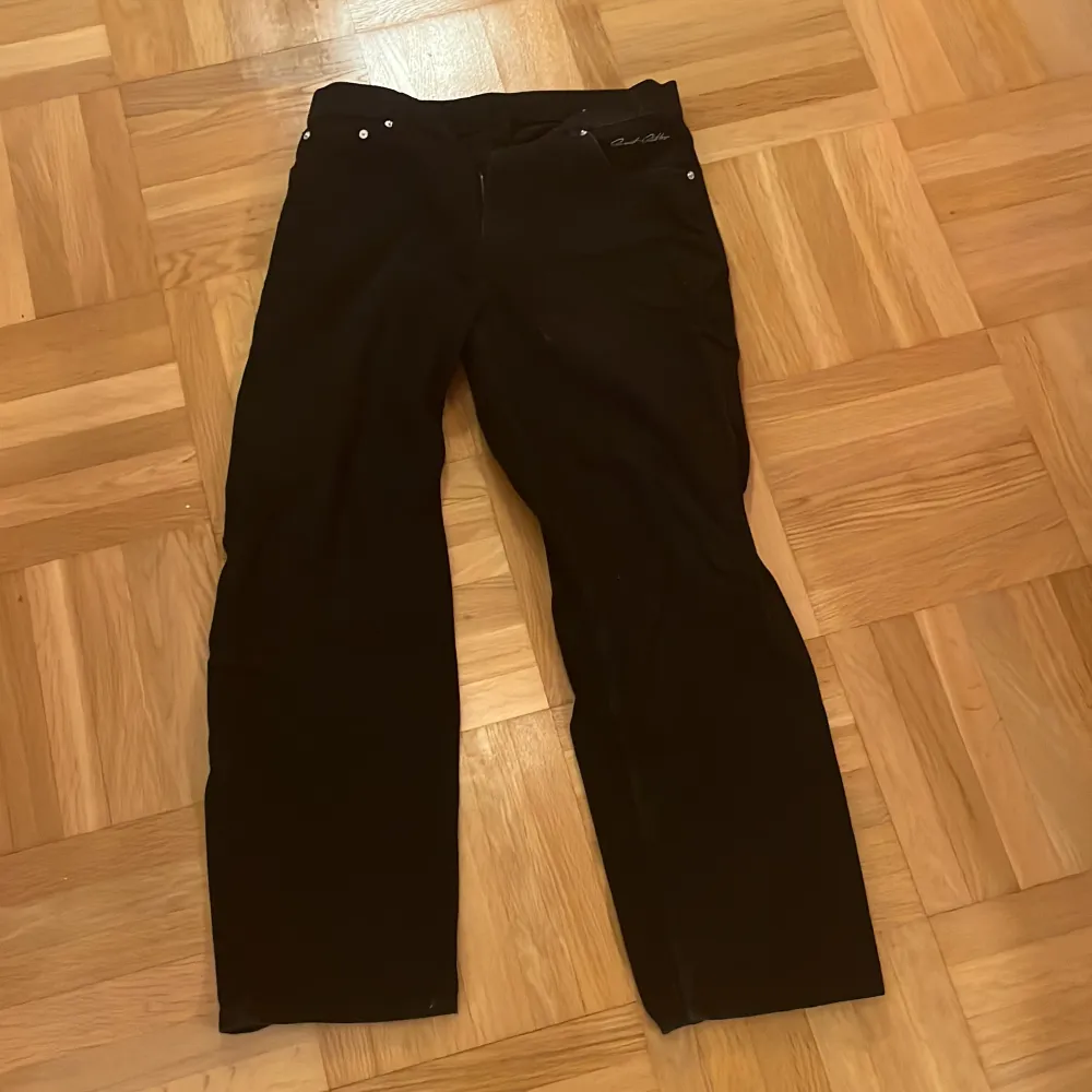 Tja, säljer nu mina baggy jeans, köpta på Junkyard i Stockholm! Rensar garderoben. Pris kan diskuteras vid snabb affär 💨. Farkut & Housut.