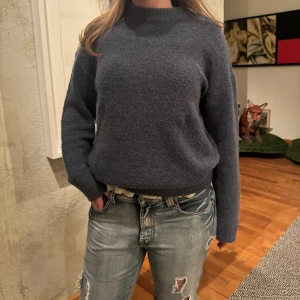 Stickad tröja - Så snygg och mysig stickad tröja i en jättefin blå nyans! Passar jättebra till snygga jeans men även för att ha hemma⭐️Den är lite oversized