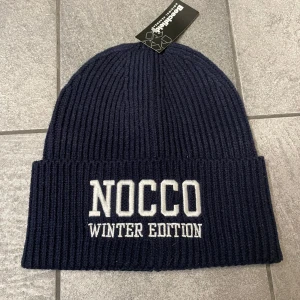 Limiterad Nocco mössa! - Säljer nu en helt ny mössa från Nocco som är extremt limiterad WINTER EDITION 2023! I färgen marinblå Pris kan diskuteras vid snabb affär 