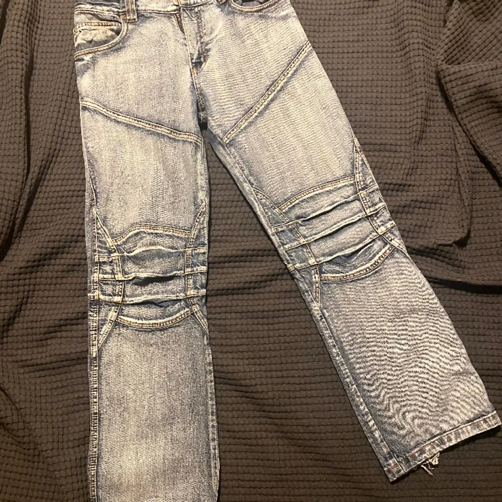 Skitcoola jeans hög kvalité tyg som tyvärr inte kommer till så mycket användning. Det är mansjeans men sitter jättebra på tjejer oxå :) Passar på mig som vanligtvis har storlek 38 o e 168 cm lång. 🌟. Jeans & Byxor.