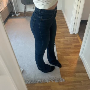 Jeans - Fina jeans från only, medelhög midja och långa ben! Bra skick, lite defekt längst ner på byxbenen då de släpat i marken lite. 💕