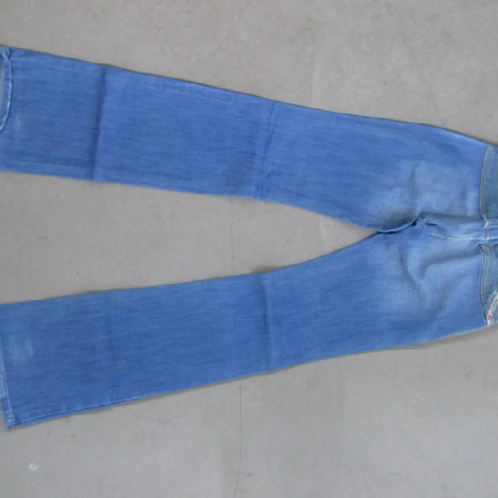 Säljer såååå fina diesel jeans som tyvärr är för små på mig, så har därav inga bilder på!! Midjemåttet: 36 cm, totala längden: 103 cm, Innebenslängd: 83 cm och bredd vid foten: 22cm! Dom är i nyskick och jättefina! . Jeans & Byxor.