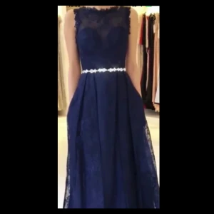 Festklänning  - Lång festklänning köpt från dressroom. Passande för bal, fest, bröllop etc.   Lång festklänning från dressroom Linné. Passande för bal,fest, bröllop etc.  Säljes billigt på grund av flyttrensning❗️