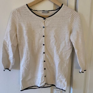 Gullig kofta - Superfin trekvartsärmad kofta ifrån hm i storlek s. Den är i jättebra skick och har knappt använts🫶🏼