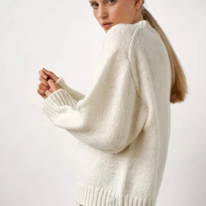 Vit stickade tjocktröja - Kommer inte till någon användning 