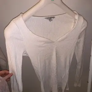 En jättefin vit långärmad tröja ifrån H&M, använd endast en gång 🩷