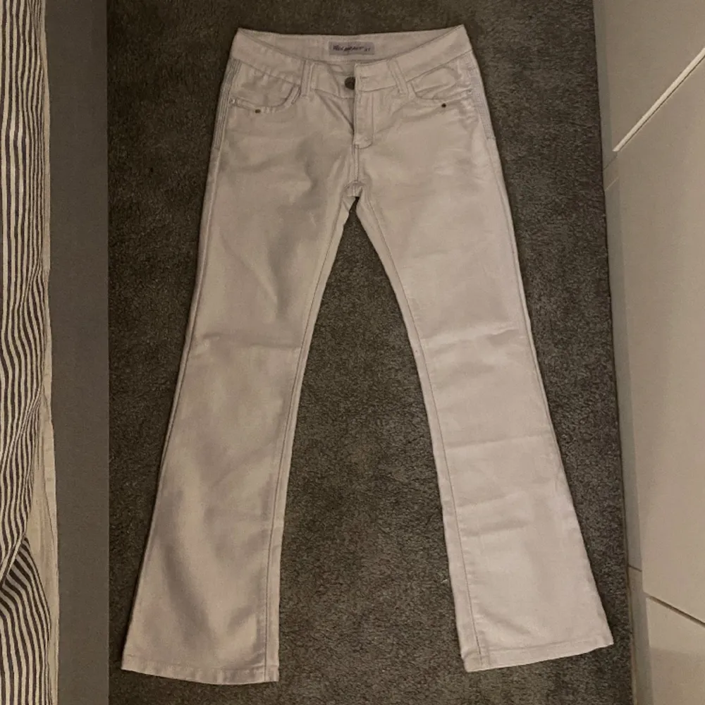 Skitsnygga låga vita, utsvängda jeans i storlek 27! Använda max 5g! Kom med prisförslag 🫶. Jeans & Byxor.