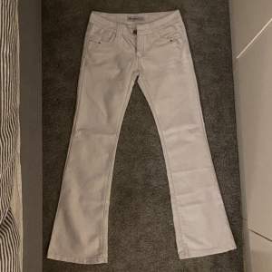 Skitsnygga låga vita, utsvängda jeans i storlek 27! Använda max 5g! Kom med prisförslag 🫶