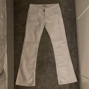 Skitsnygga låga vita, utsvängda jeans i storlek 27! Använda max 5g! Kom med prisförslag 🫶