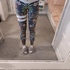 Siperfina stronger tights! - Ett par superfina träningsbyxor från stronger! De är i superfint skick men har tyvvär ett superlitet hål. Det syns inte, titta på bild 3💗 De är i storlek XS och ordinarie pris är 799! Skriv till mig för fler bilder eller vid frågor💗