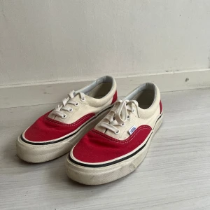 Vans Style 95 - Knappt använda låga Vans i storlek 38. Cream och röda- retro stil