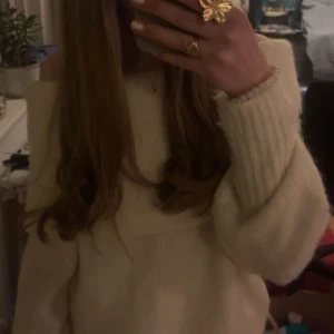 Off shoulder tröja  - Säljer denna super fina off shoulder tröja från hm då den inte längre kommer till användning. Original pris 299 men dock slutsåld. Fint skick, skriv för mer info o bilder💓💓