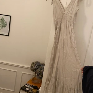Zara klänning - En jättefin zaraklänning som inte kommer till användning❤️  Kontakta mig för bilder med klänningen på❣️