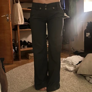 Lågmidjade gråa kostymbyxor  - Kritstrecksrandiga kostymbyxor köpta på second hand. Står ingen storlek men jag är 36. Superfina i fint skick! 