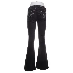 Sjukt snygga jeans från rock revival i storlek 27. Lågmidjade och flared. Säljer då de är för stora och långa på mig😭 (160cm). Men en riktig dröm. Köpta på Sellpy, nyskick. 