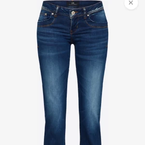 LTB bootcut jeans ”Valerie” - Mörkblåa lågmidjadejeans från LTB! På bilden jag tagit själv ser dom väldigt mörka ut men det är bara ljuset som är dåligt! Storlek: W26 L32 Säljer dom pågrund av att dom är för stora! Nypris: 799