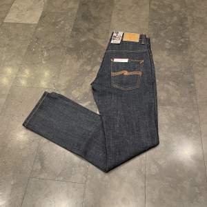 Helt sprillans nya Nudie jeans i modellen  ”Thinn Finn” . Riktigt snygga och eftertraktade byxor som är utsålda överallt. Nypris är 1200kr.Tveka inte att höra av dig vid frågor. Pris kan diskuteras vid snabb affär.🫵