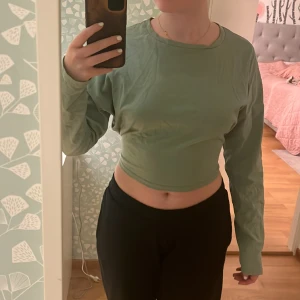 Långärmad tröja med knyt i ryggen - En långärmad tröja med knyt i ryggen i strl S från BikBok!❤️‍🔥 Använt 1 gång så den är i väldigt  fint skick! Passar till fest, middagar men även vardagligt!⚡️🫧