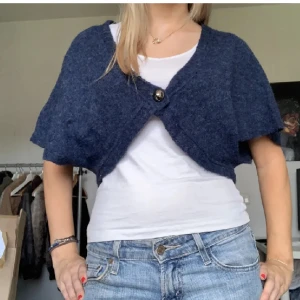 Bolero - Så fin stickad marin blå bolero. Säljer då jag ej får användning för den. Inga defekter, skriv vid funderingar💞(första  bilden är lånad från förra ägaren) skriv privat för fler bilder!!! TRYCK på köp nu!
