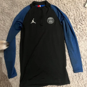 Psg tröja  - Pris går att diskutera! Denna PSG tröja är också från Unisport. Är i storlek S men sitter som en M. Använd också bara en gång, precis som ny. 
