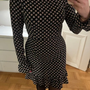 Klänning - Blommig/svart klänning i storlek 38 men passar en 36!  Från Asos