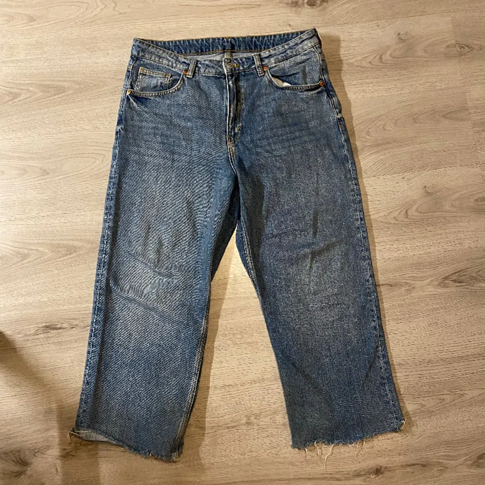 Säljer dessa jeans från monki. Använda och även klippta på änderna. De är baggy. Midjan-45cm,  Innerben- 62cm Skriv gärna för fler bilder!!. Jeans & Byxor.