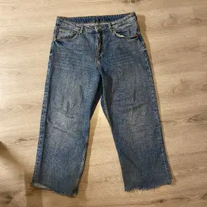 Säljer dessa jeans från monki. Använda och även klippta på änderna. De är baggy. Midjan-45cm,  Innerben- 62cm Skriv gärna för fler bilder!!
