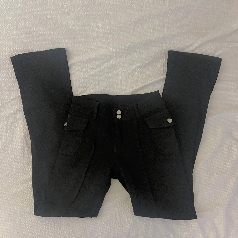 brandy melville-liknande svarta kostymbyxor som tyvärr är för små på mig. midjemått 34 cm & innerbenslängd 80 cm. endast använda 1 gång! obs första bilden är lånad!! 💞🫶. Jeans & Byxor.