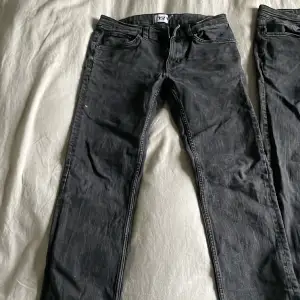 2 par jeans från lager 157. Sparsamt använda. Killbyxor, slimmy modell. Stolek W:30, L:32. Säljer båda för 50kr
