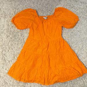 Orange superfin klänning st 140. Aldrig använd inköpt på Primark i sommras