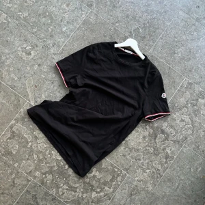 Moncler t-shirt - Säljer denna moncler t-shirt | storlek medium | skick: 9/10 | OG: inget | pris: 899kr | frågor? Tvek inte på att kontakta oss