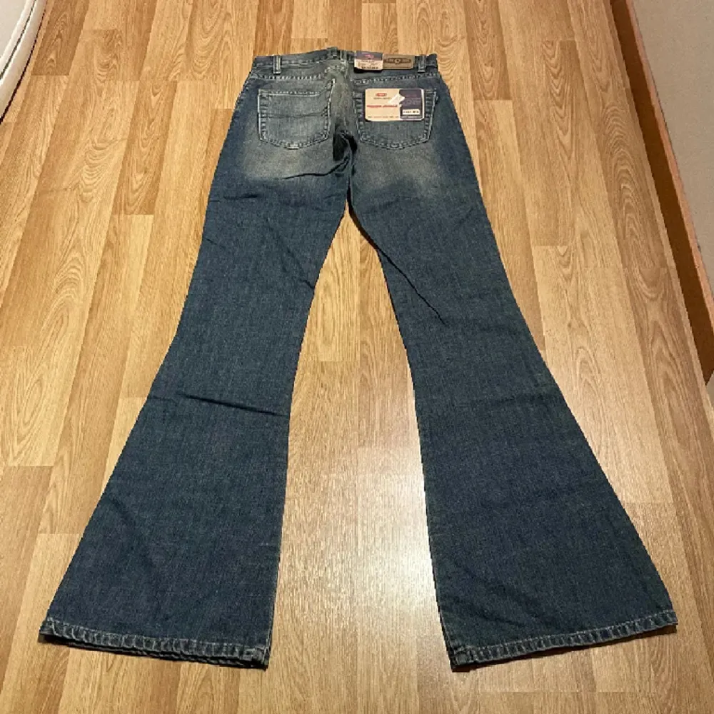 Fina lågmidjade bootcut jeans säljer då de tyvärr inte passade mig. Köpta här på Plick med de är helt nya med lappar kvar.💞innerbenslängd 85 midjemått rakt över 33 cm (bilderna är lånade). Jeans & Byxor.