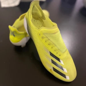 Fotbollsskor (41) - Rätt nya fotbollsskor som e väldigt fina 