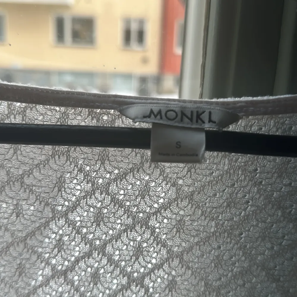 Superfin topp från monki med ärmar dom vidgar mot slutet. Endast använde 1 gång. Säljer pga för liten. . Blusar.