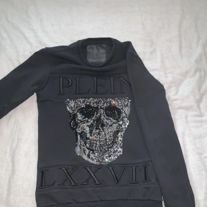 Philipp Plein Svart Tröja - Riktigt bra kondition på tröjan👌🏼 Org pris 10 099kr (kvitto tillgänglig) Bra designer tröja för utekvällar och fester om man vill skina lite extra🥂✨ (Priset kan diskuteras)