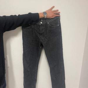 Ett par feta weekday jeans som sitter perfekt på någon mellan 180-185 inte använda   Pris kan diskuteras!