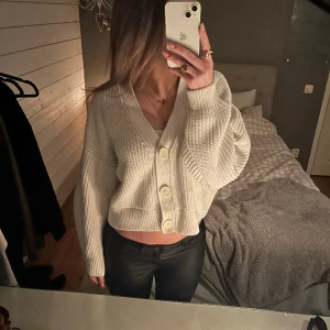 Vit kofta  - Säljer denna söta koftan från hm! Sparsamt använd, inga defekter och är i storlek S!💕
