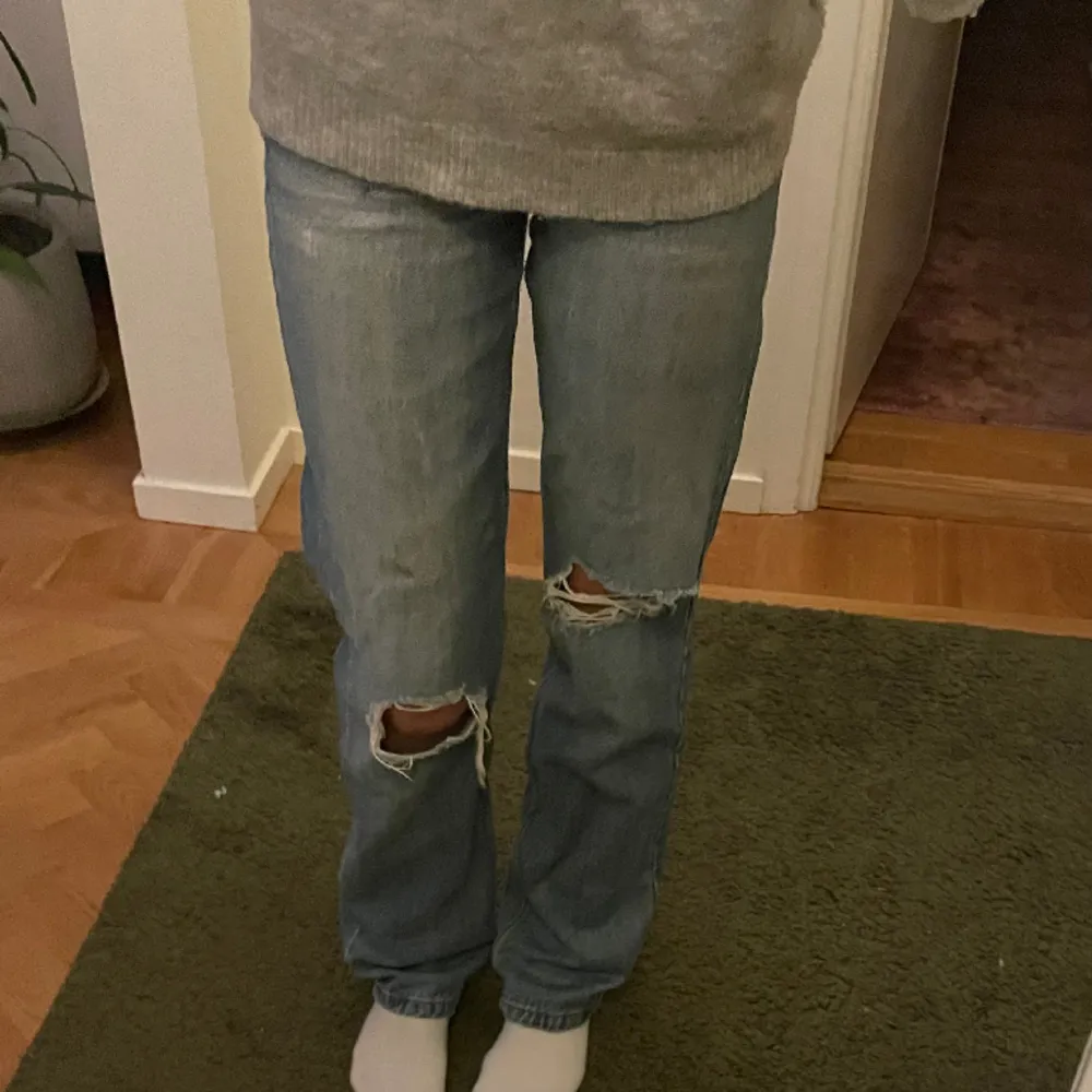 Snygga jeans med hål💕 storlek är xxs men passar mig som brukar ha xs/s😊 skriv för fler bilder eller frågor!. Jeans & Byxor.