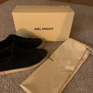Arigato Laceless - Säljer mina riktigt feta Arigatos i storlek 44. Dem är i ett hyfsat fint skick 7/10 och allt og ingår. Säljes pga inte kommer till användning. Tveka inte på att höra av er, priset är ej hugget i sten