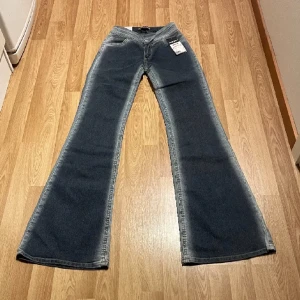 Lågmidjade bootcut jeans - Super coola jeans köpt här på plick, bilderna är från förra ägaren. Lappen ör fortfarande kvar! Innerbenslängd ör 85cm och midjemått 33cm rakt över 💕