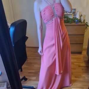 Balklänning med diamantdetaljer - Balklänning i fint skick i peach/rosafärg med diamantdetaljer. 