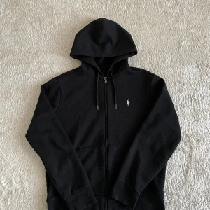 polo ralph lauren zip - Polo zip i storlek S till salu för endast 1200 kr! Äkta vara, köpt på Zalando för några månader sedan. Skicket är (9/10), inga skador eller fläckar.