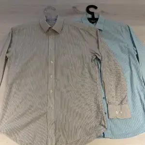 2 skjortor ℹnyskick🔥👔1 skjorta från dressman och en skjorta från style corp. 2 st i endast paketpris 200 kr🔥. Kan gå ner i pris vid snabb affär! Färgerna är blå randigt o vit på båda. 🔵⚪️Fås med 2 st extra knappar på båda skjortorna. Mvh