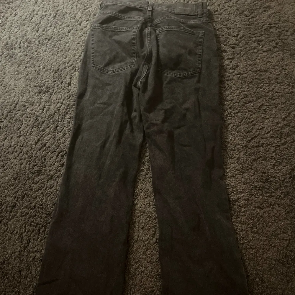Ett par jeans som jag fick av min kusin som jag själv aldrig använt, men skulle säga att dom är i bra skick kanske lite slitna💕 . Jeans & Byxor.
