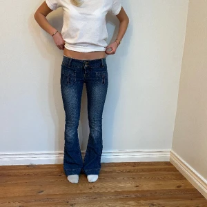 Lågmidjade jeans - Midjemått(rätt över): 36 Innerbenslängd: 82 Lårmått(rätt över): 21  Köp gärna via köp nu, skriv om ni har några frågor💓