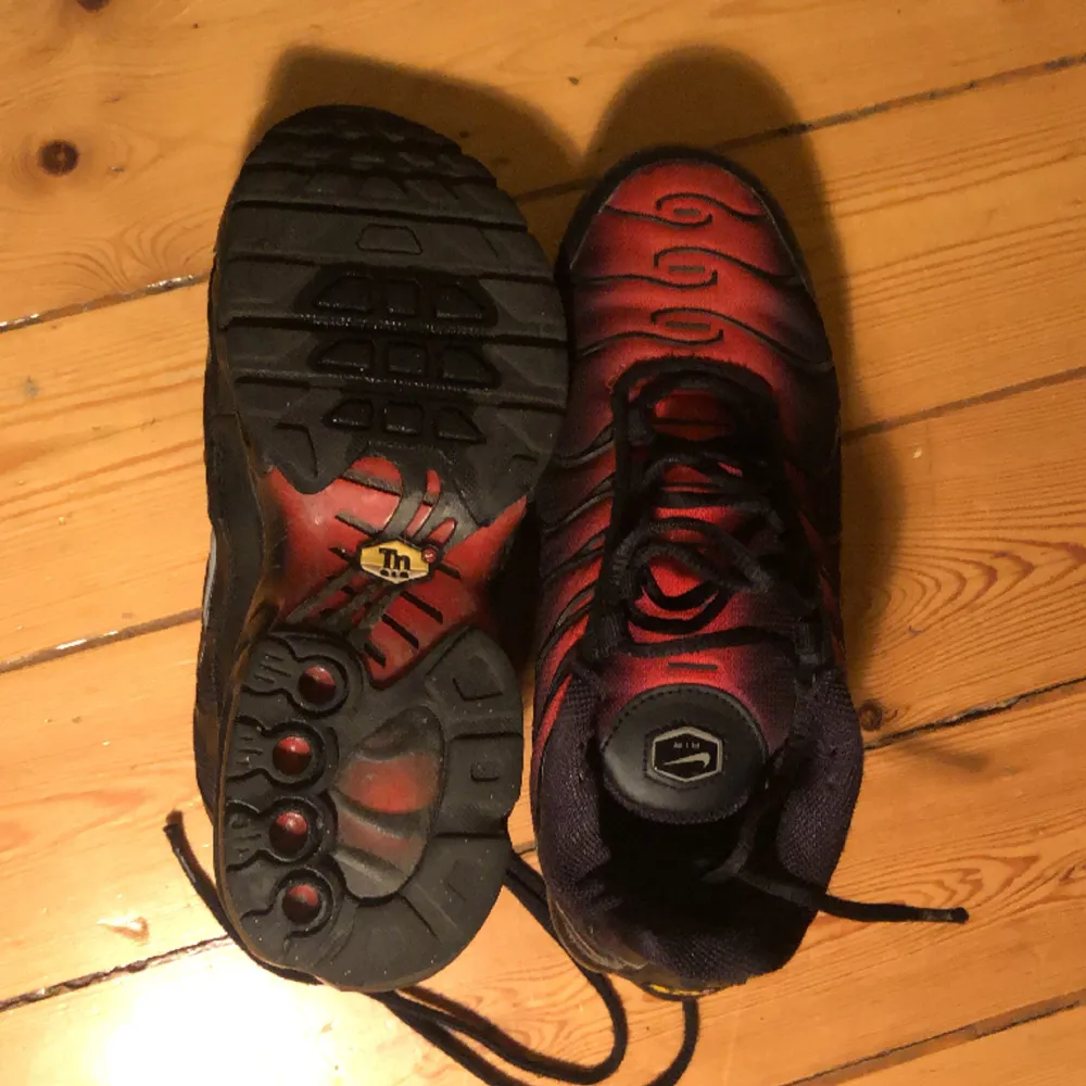 Röda o svarta Nike skor i storlek 38. Skor.