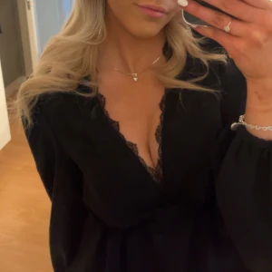 Svart blus - Svart blus med spets🤍